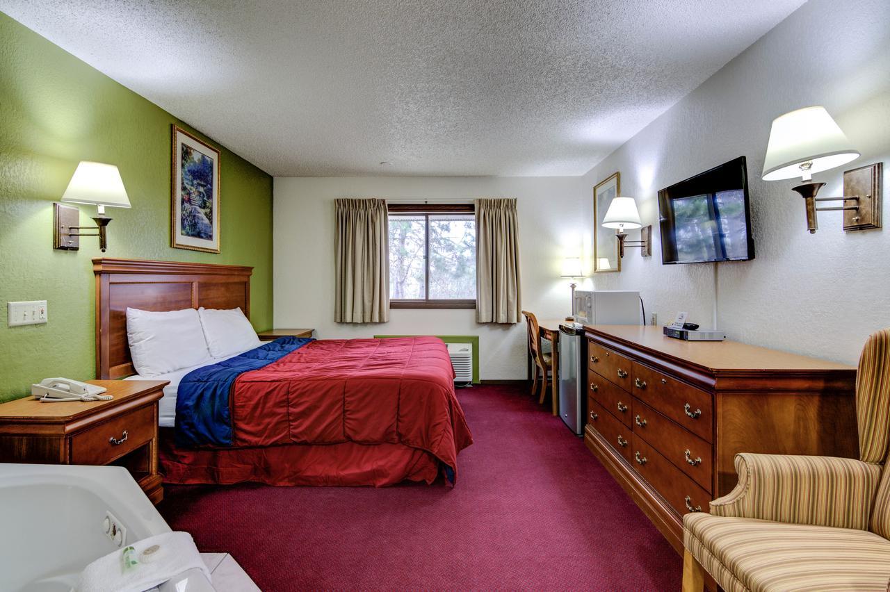 Bloomer Inn & Suites Exterior photo